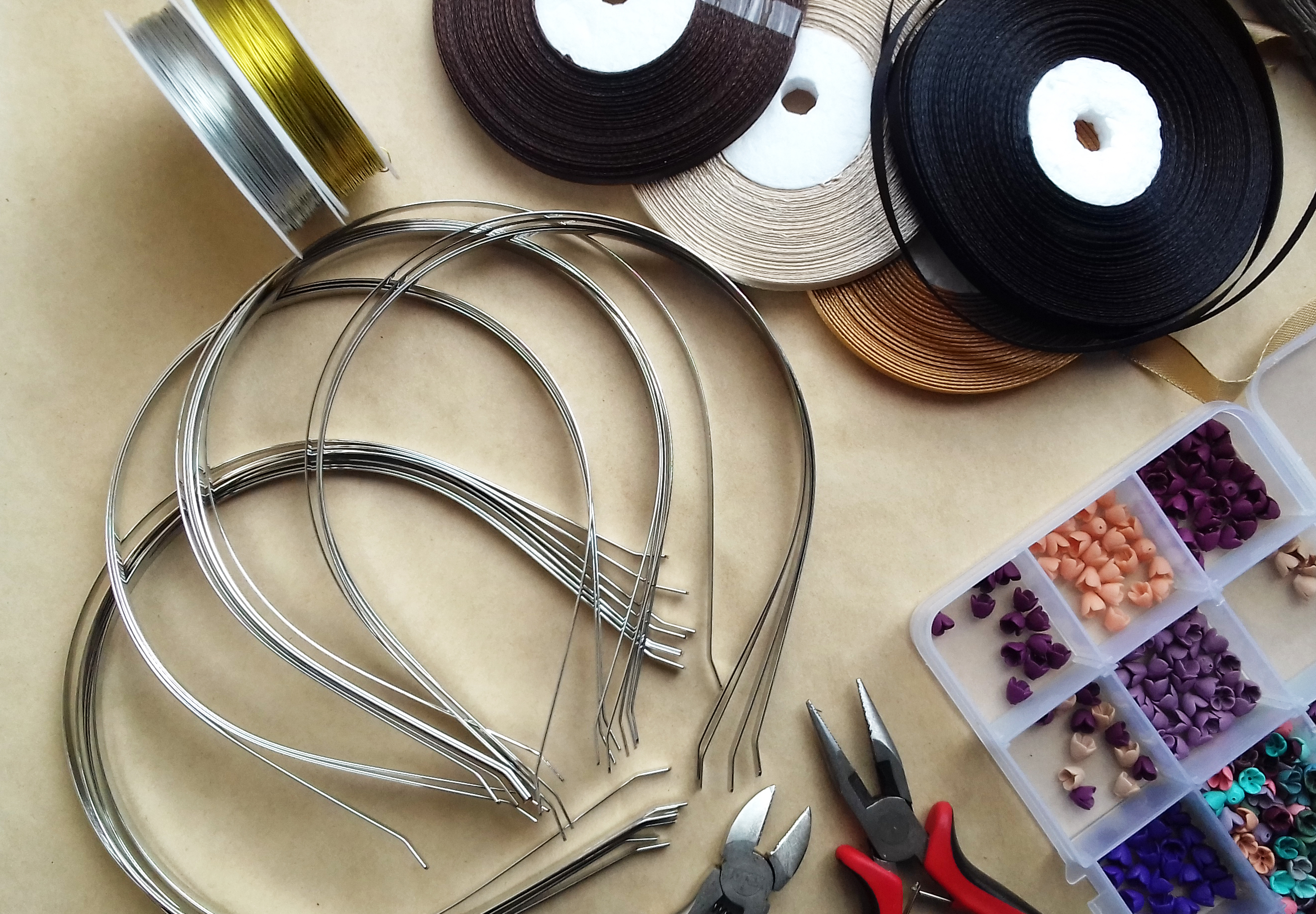 Обручи, металлическая проволока и плоскогубцы из нашего магазина