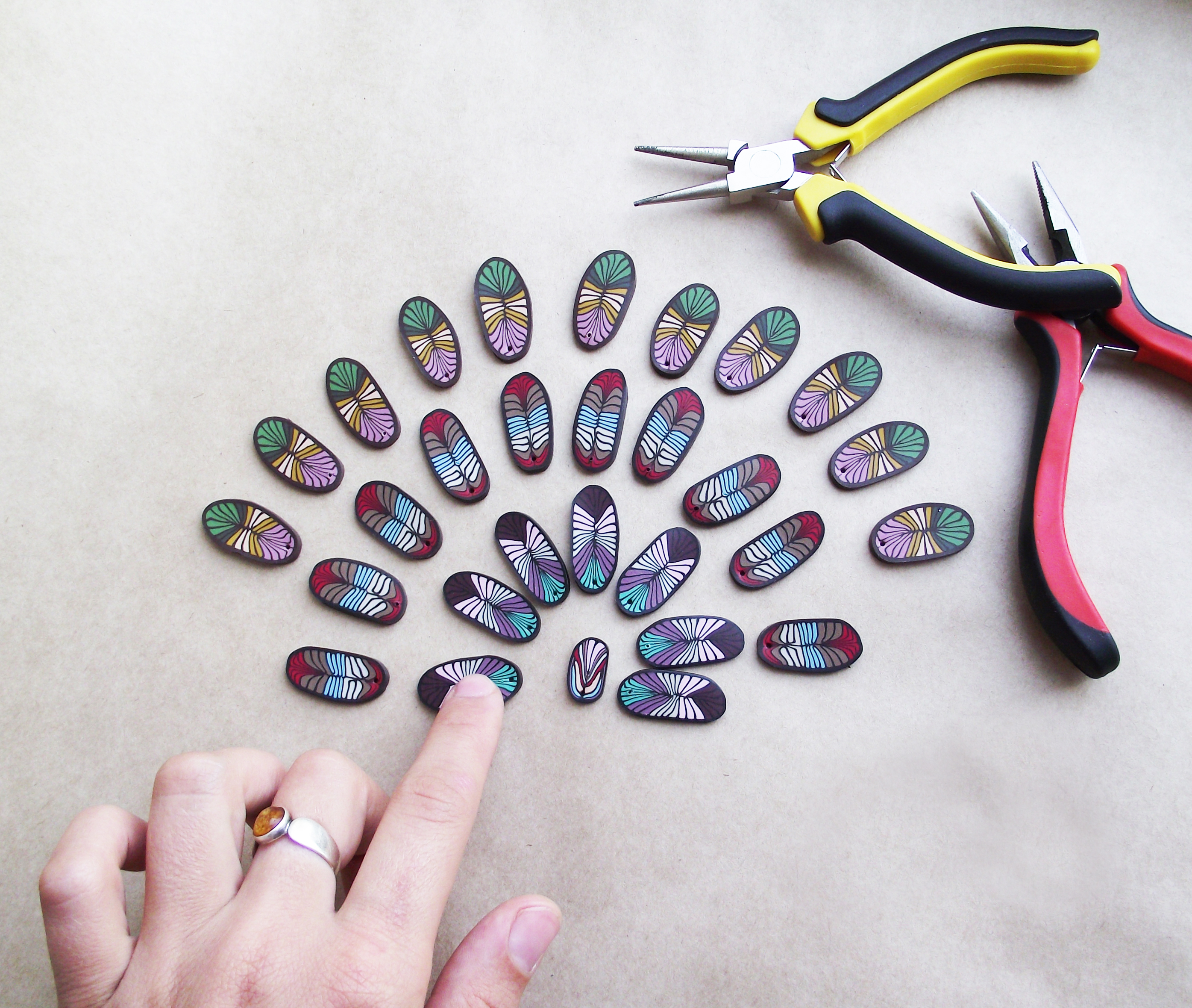 Работа с инструментами для сборки бижутерии